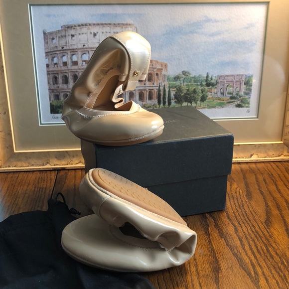 Yosi Samra Shoes - NIB Yosi Samra patent leather flats nude